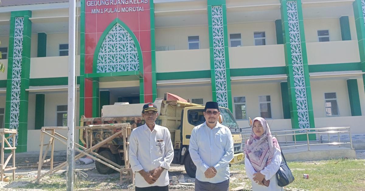 Jelang Peresmian Sekjen Kemenag, Kepala Kemenag Morotai Tinjau Gedung SBSN Madrasah