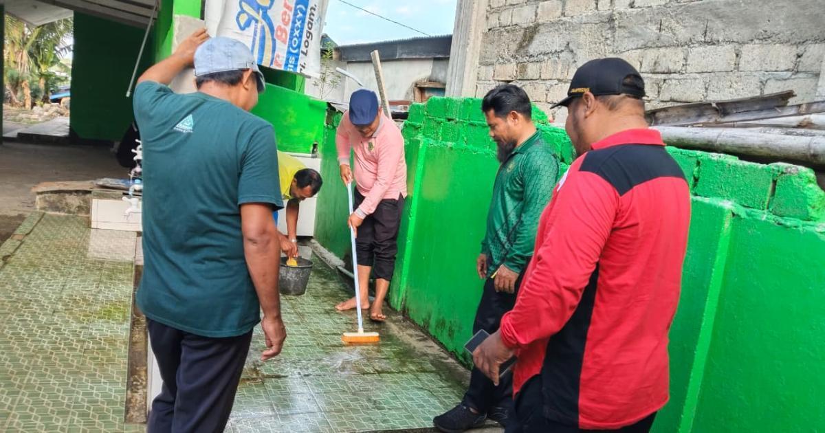 Sambut Ramadhan, Penyuluh Agama Islam dan Siswa SMA Muhammadiyah Bersihkan Masjid Nurul Jannah