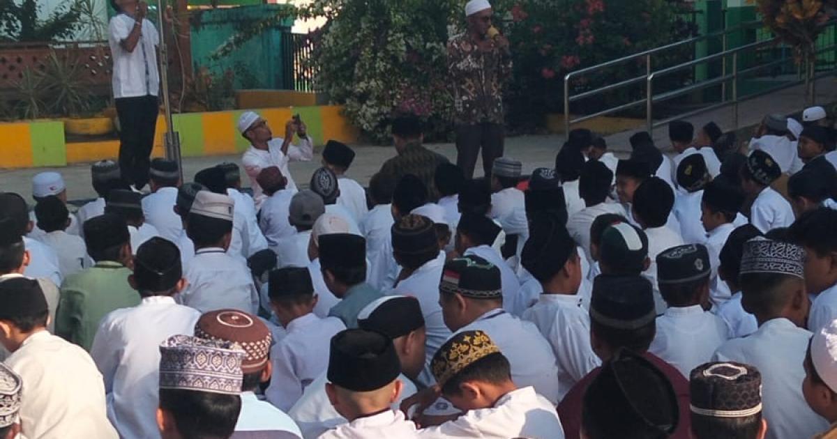 Kultum di MIN 2 Morotai, Kasubag TU Kemenag Tekankan Adab dan Hormat kepada Tiga Orang Tua